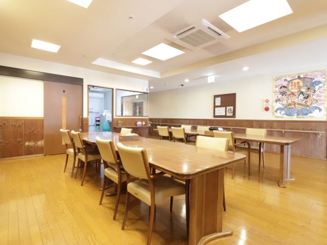 広々とした明るい食堂 食堂 天井が高く開放的な食堂は、ゆったりとした食事の時間を過ごせる空間です。木の温もりを感じるテーブルが並び、楽しい食事のひとときを支えます。