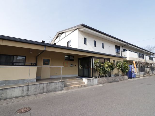 清潔感のある施設外観 外観 明るく清潔感のあふれる外観は、訪れる全ての方を暖かく迎え入れます。ゆったりとした時間が流れる環境で、心地よい毎日を過ごしませんか。