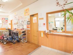 明るい受付の廊下  