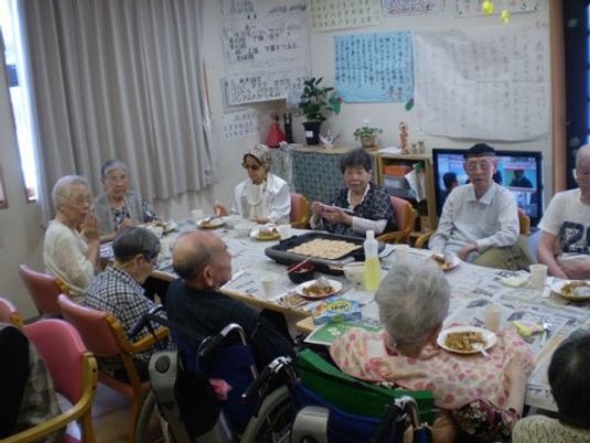 笑顔で食事を楽しむ高齢者達