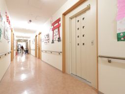 清潔な廊下と掲示物