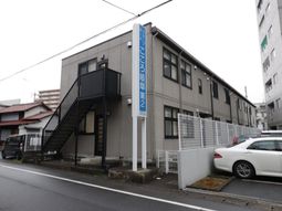 施設の外観と看板