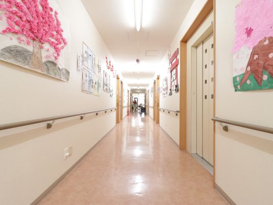 廊下の手すりと掲示物