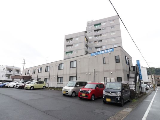 都市型の明るい建物外観