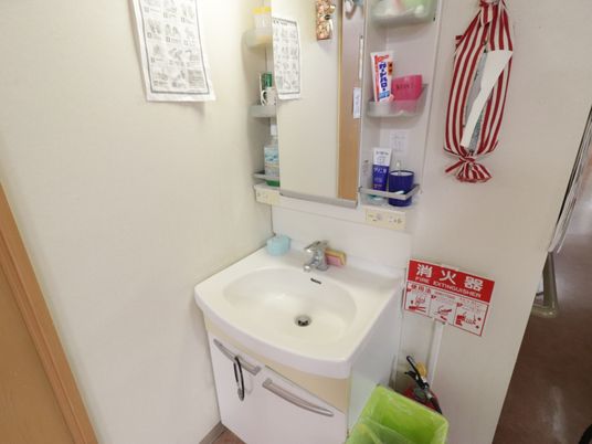 清潔な洗面台と備品