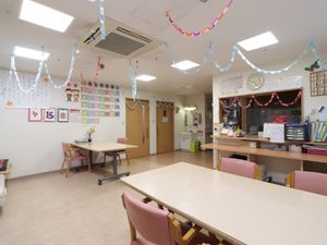 手作り装飾のある明るい空間