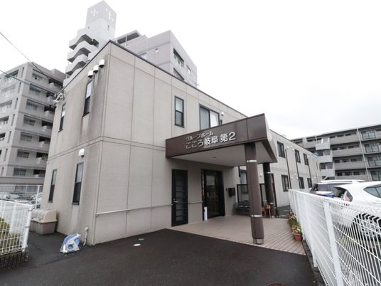 施設のエントランス外観