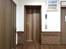 廊下とエレベーターの風景