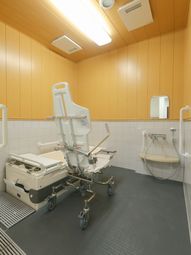 バリアフリーの清潔な浴室