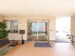 明るいエントランス正面