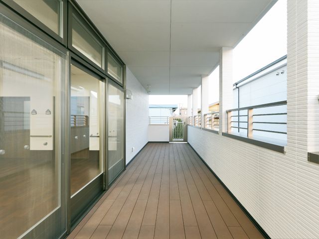 明るい通路のバルコニー