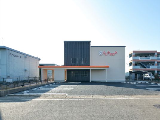 明るい日差しの施設外観