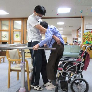 介護の様子の室内