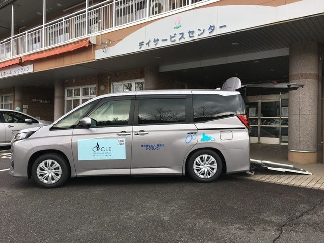 送迎車と建物外観  