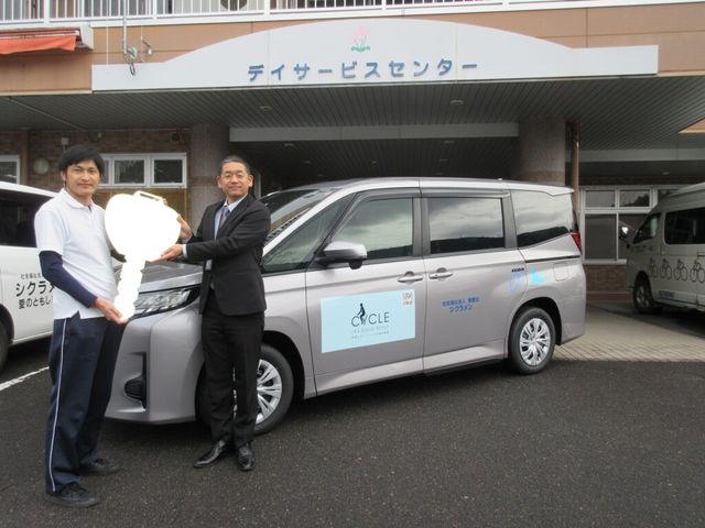 送迎車と職員の外観  