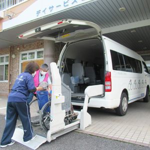 車椅子での乗車支援シーン