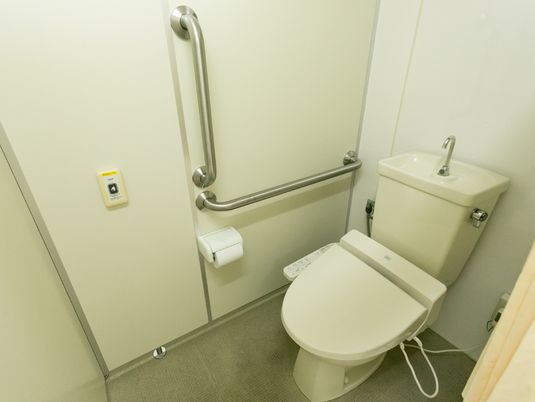 バリアフリー設計のトイレ
