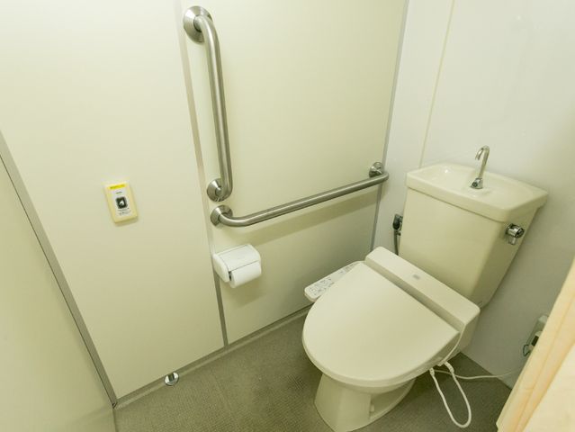 バリアフリー設計のトイレ トイレ 安全な手すり付きで、使いやすさを考えた清潔なトイレです。