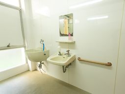 洗面所と手すりのある空間