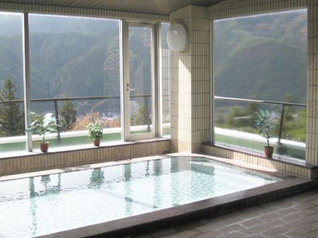 山並みを望む明るい浴室 浴室 開放感のあふれる窓から美しい自然を望む設備の整った浴室です。リラックスしながら利用者様の心身を癒せます。