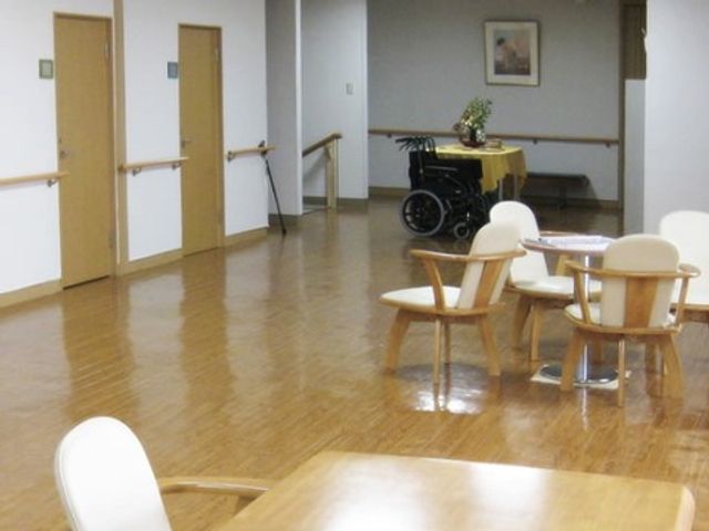 ゆったりとした共用スペース 共有スペース ゆとりのある多目的室では、ゆっくりとした時間を過ごすことができます。周囲には手すりがあり、安全に移動が可能です。