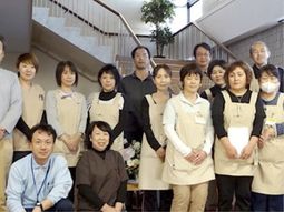 笑顔で集うスタッフ集合