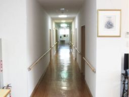 清潔感ある明るい廊下