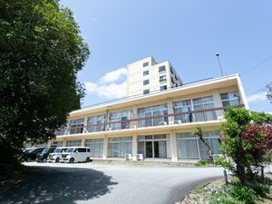 明るい日差しの外観
