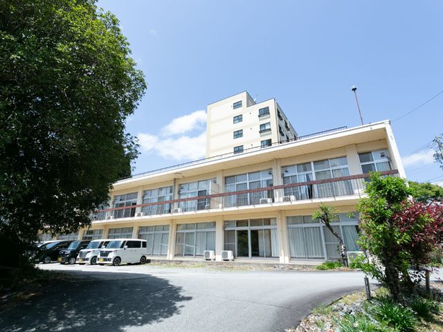 明るい日差しの外観 外観 新緑が映える清潔感のある建物です。穏やかな環境でお仕事しませんか？