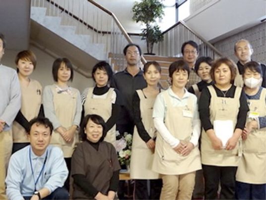 笑顔のスタッフ集合写真