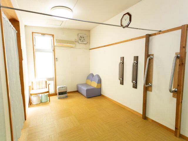 機能訓練のための設備 廊下 広々とした空間に訓練機器が整い、明るい光が差し込む環境です。安心して業務にあたれる設計になっています。
