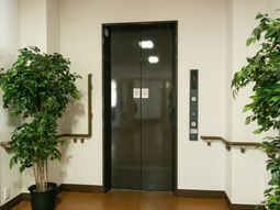 廊下にあるエレベーター