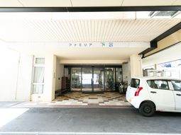 エントランスの明るい外観