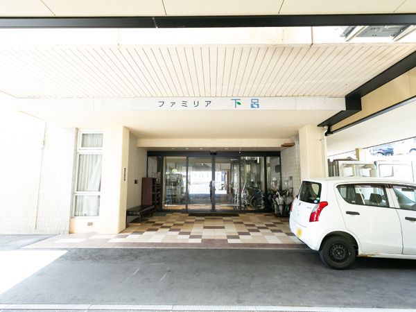 エントランスの明るい外観