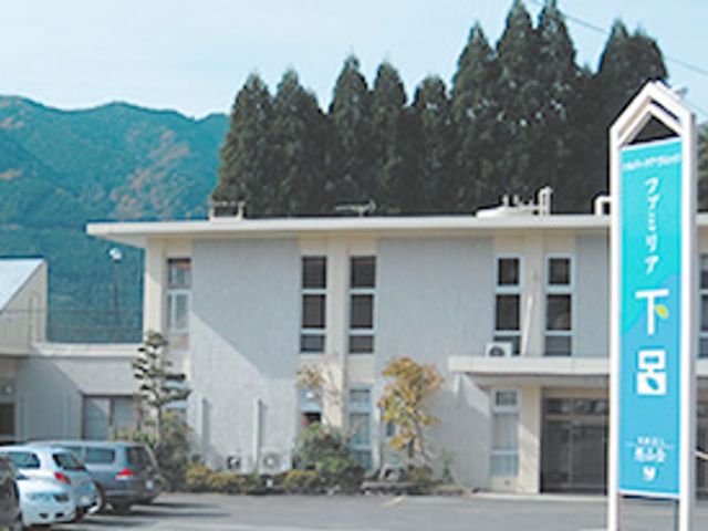 山を背景にした建物の外観 外観 山々を背景にした落ち着いた環境の建物です。施設の周囲には駐車場があり、アクセスが便利です。