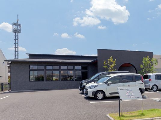 モダンな外観と駐車場の建物  