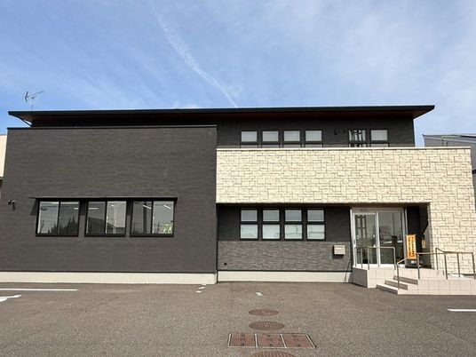 モダンな建物外観  