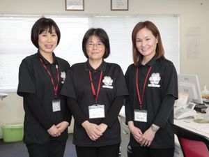 スタッフ3人の事務室  