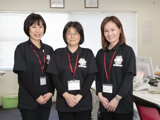 スタッフ3人の事務室  