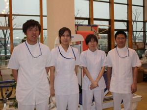 スタッフが並ぶ機能訓練室  