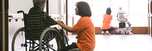 車椅子を使用する廊下