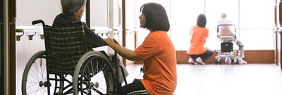 車椅子を使用する廊下