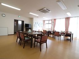 明るい食堂の様子