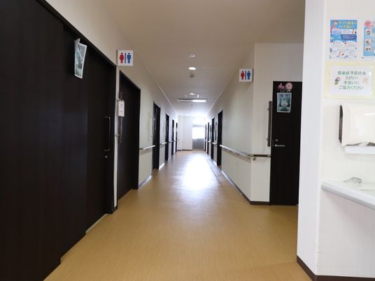 清潔で長い廊下