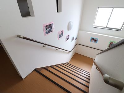 廊下の階段と掲示物