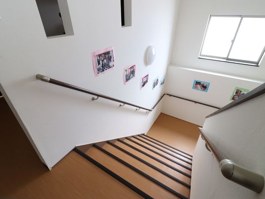 廊下の階段と掲示物