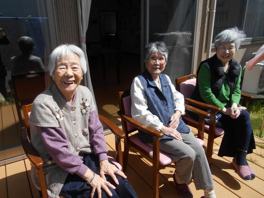 快適なテラスで過ごす人々