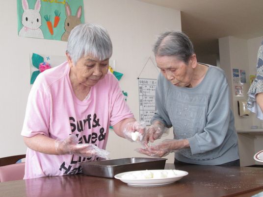 料理活動をする高齢者二人