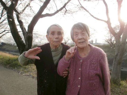 散歩する笑顔の高齢者二人