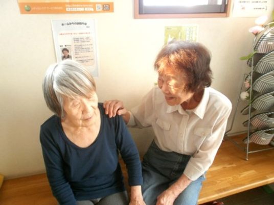 笑顔交わす二人の様子